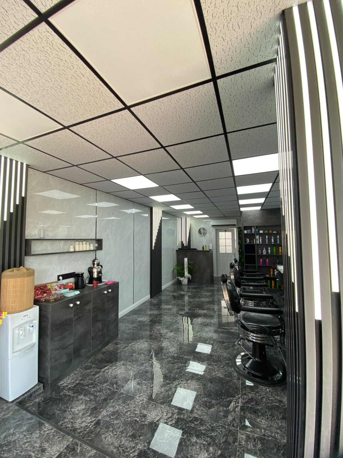 İzmir Buca erkek kuaförü Emre Fazla salon iç mekan